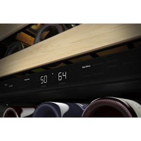 Kitchenaid® Cellier sous le comptoir avec porte en verre et porte-bouteilles à devant en bois - 24 po KUWR214KSB