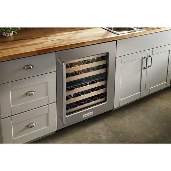 Kitchenaid® Cellier sous le comptoir avec porte en verre et porte-bouteilles à devant en bois - 24 po KUWR214KSB