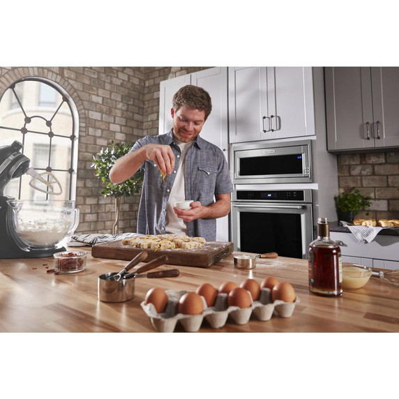 Kitchenaid® Four à micro-ondes à hotte intégrée à profil bas de 900 watts avec trousse de garniture étroite YKMBT5011KS