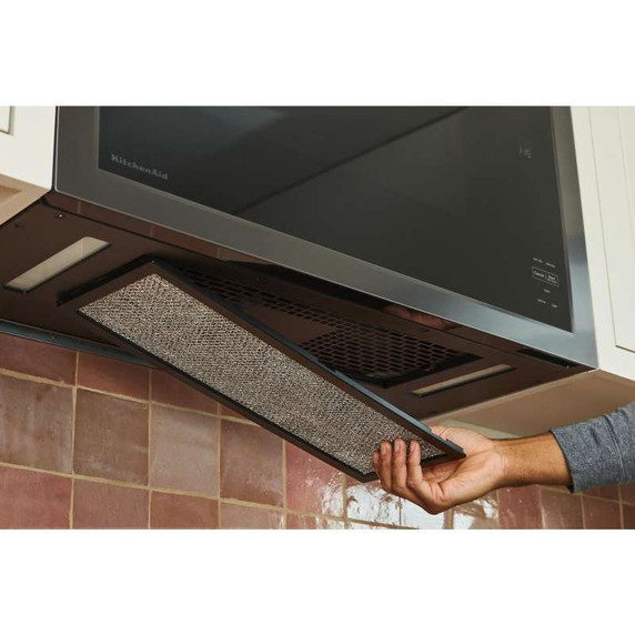 Kitchenaid® Four à micro-ondes à hotte intégrée encastré au design affleurant YKMMF330PBS