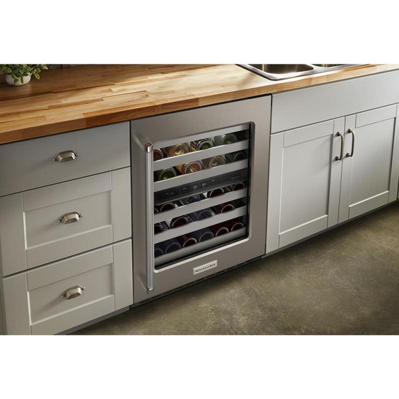 Kitchenaid® Cellier sous le comptoir avec porte en verre et porte-bouteilles à devant en métal - 24 po KUWR314KSS