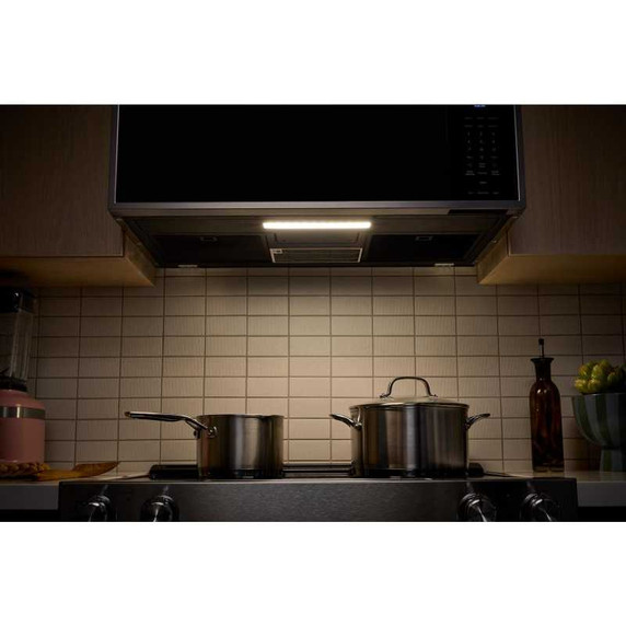 Kitchenaid® Four à micro-ondes à hotte intégrée à profil bas intelligent avec ventilateur double YKMML550RPS