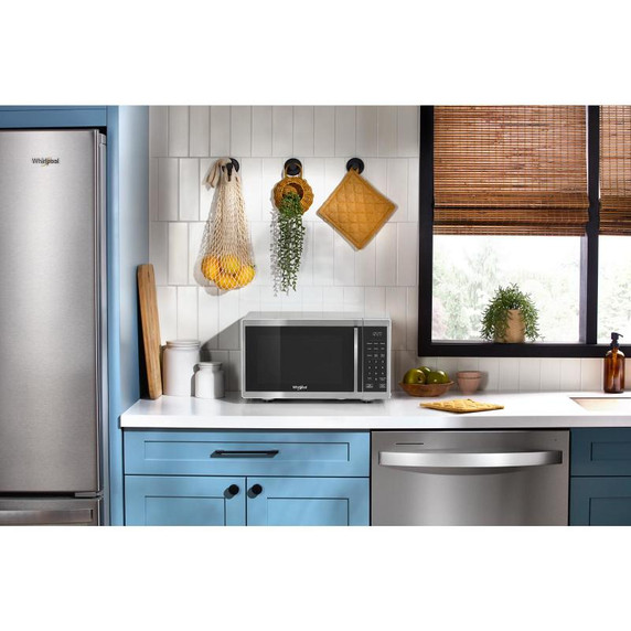Whirlpool® Four à micro-ondes de comptoir avec nettoyage à la vapeur de 900 watts - 0.9 pi cu WMCS3019RS