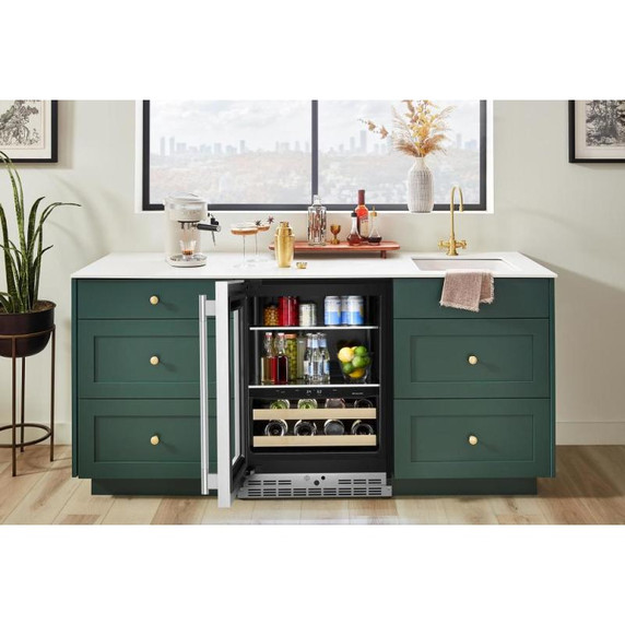 Kitchenaid® Centre de rafraîchissements avec porte en verre et porte-bouteilles à devant en bois - 24 po KUBL524SPS