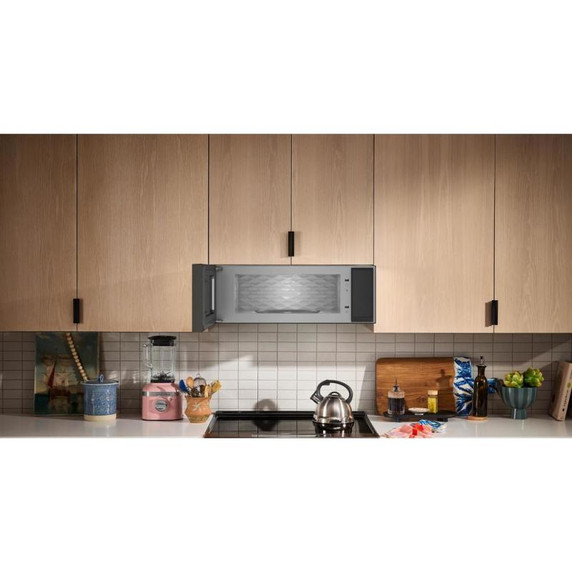 Kitchenaid® Four à micro-ondes à hotte intégrée à profil bas intelligent avec ventilateur double YKMML550RBE