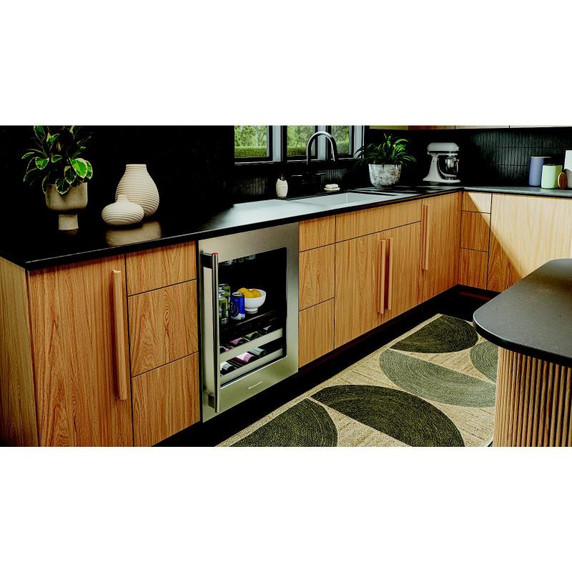 Kitchenaid® Centre de rafraîchissements avec porte en verre et porte-bouteilles à devant en métal - 24 po KUBR524SSB