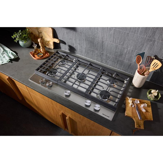 Kitchenaid® Table de cuisson au gaz à surface en métal avec 5 brûleurs polyvalents et des grilles en fonte continues KCGK336SSS
