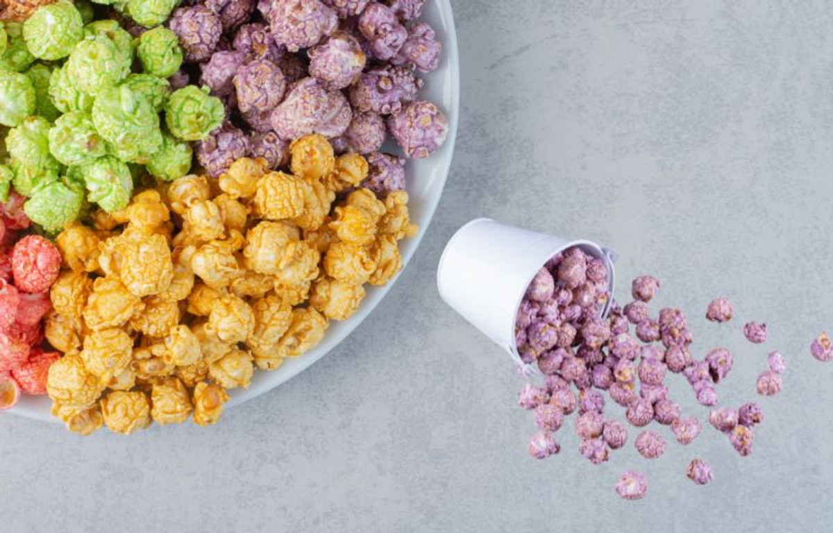 Candy-Flavored Holiday Popcorn: Ideal Snack for Festive Gatherings