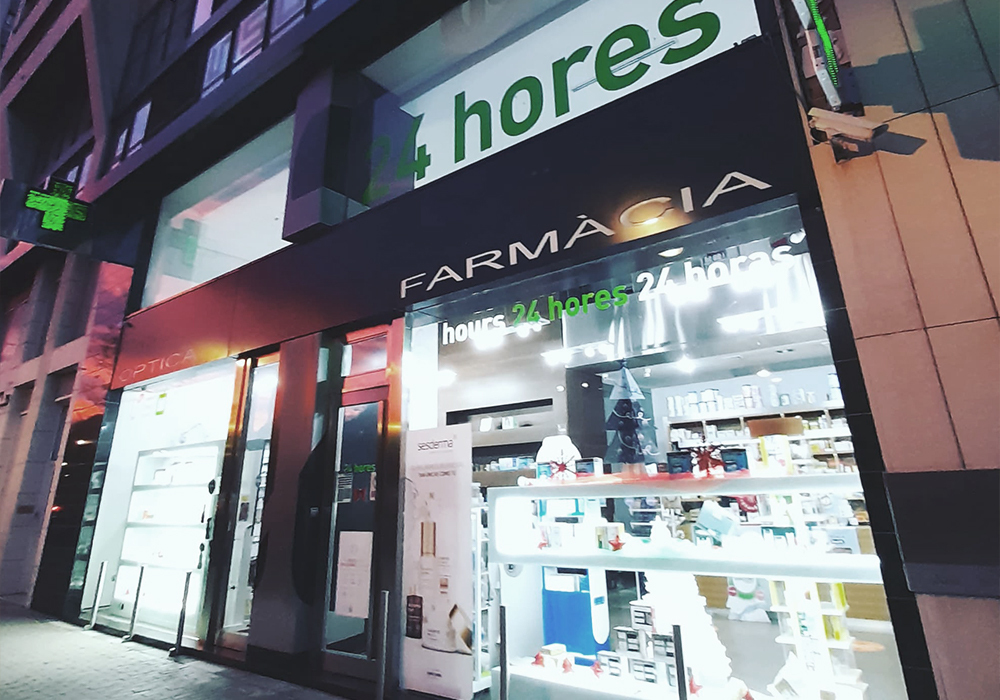 Fachada de la Farmacia Raga Jiménez en Valencia