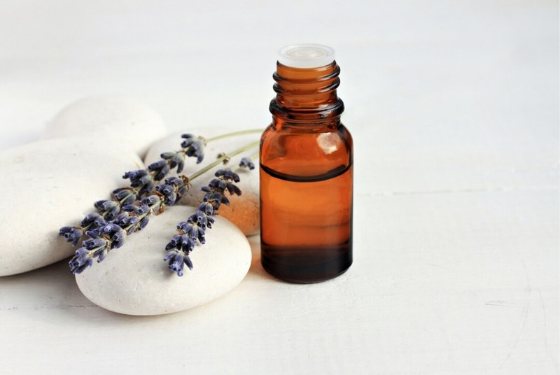 What are the skincare benefits of lavender essential oil?