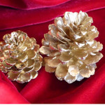 Golden Pine Cones make a lovely Christmas table arrangement.