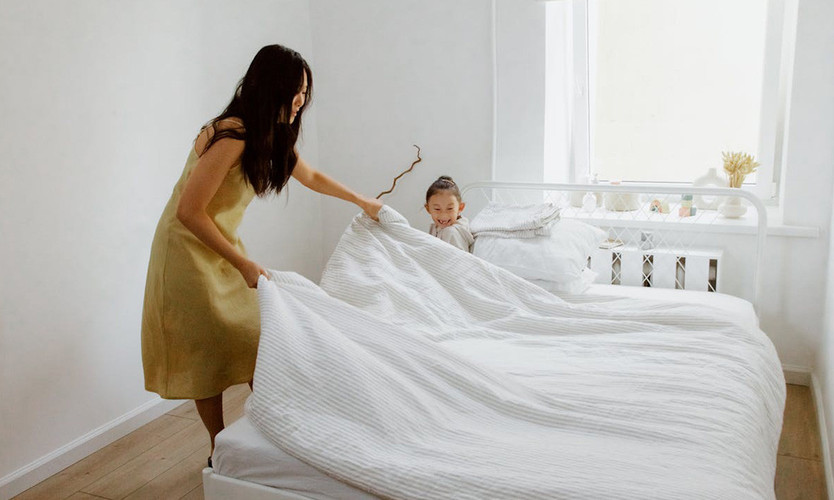 Comment nettoyer un matelas à la maison : conseils d'assainissement