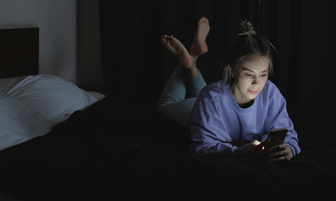 Teléfono por la Noche: Efectos de la Luz Azul Antes de Dormir
