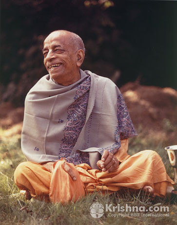 Srila Prabhupada Photo, Manor Backyard, Smile, 16"x20"
