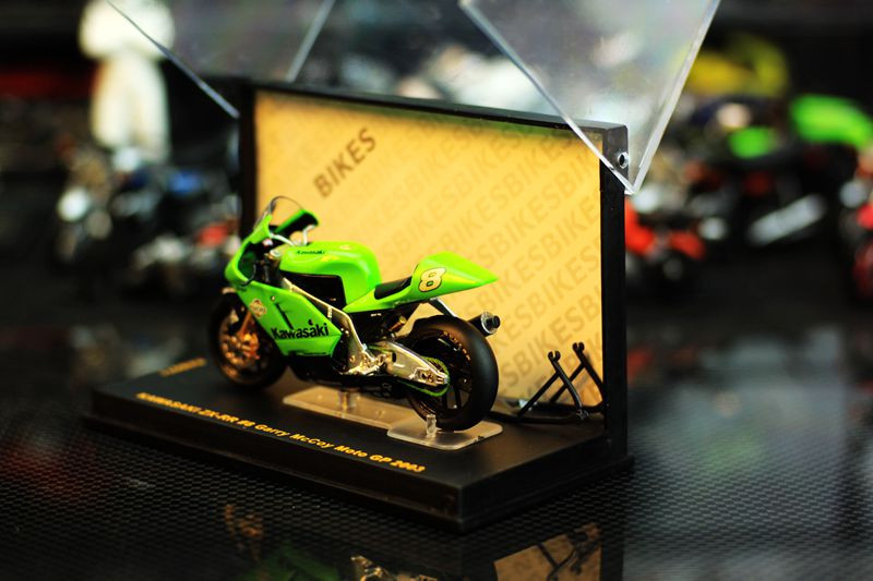 IXO new authentic motorcycle model 1:24 Kawasaki ZX-RR No. 88 GP