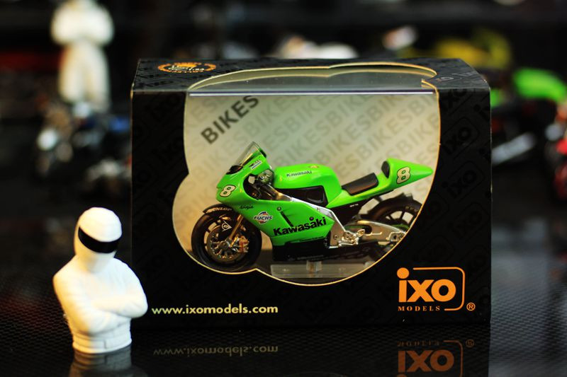 ロップイヤー　スクイーズ　緑系 IXO new authentic motorcycle model 1:24 Kawasaki ZX-RR No. 88 GP