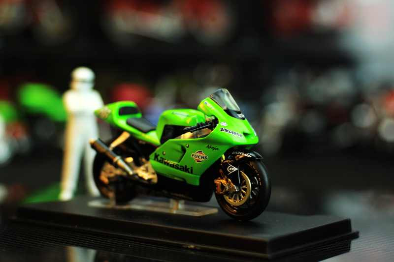 IXO new authentic motorcycle model 1:24 Kawasaki ZX-RR No. 88 GP