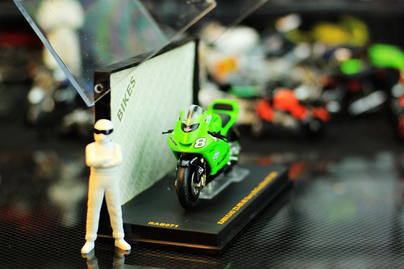 IXO new authentic motorcycle model 1:24 Kawasaki ZX-RR No. 88 GP