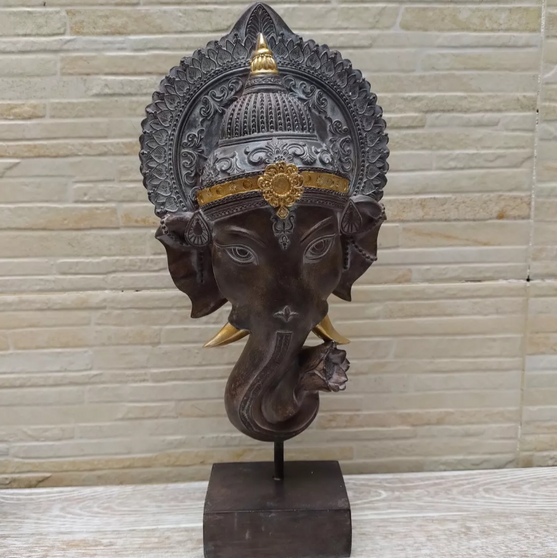Ganesha sobre pedestal importado del oriente Hecho de manera
