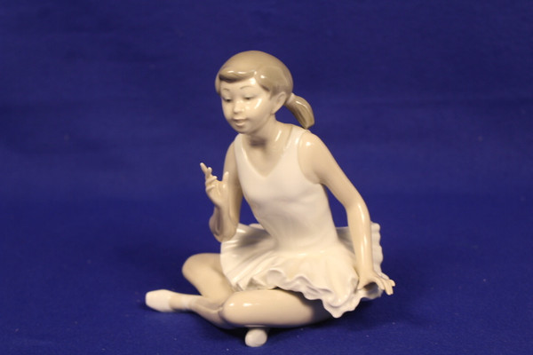 Lladro Cross Leg Ballerina Figurine