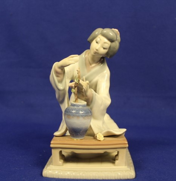 Lladro Geisha Figurine