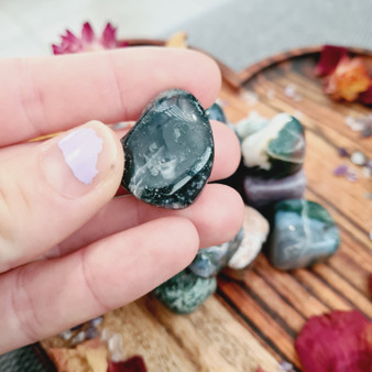 Agate is an excellent stone for creating harmony + balance within the mind, body + spirit.  Agate is known to cleanse + stabilises the aura, decreasing negativity.  Agate enhances mental function, improving concentration, perception and analytical abilities.  Providing a soothing, calm energy for healing inner anger or tension and creating a sense of security and safety.

Agate heals the eyes, stomach and uterus; cleanses the lymphatic system and the pancreas; strengthens blood vessels and heals skin disorders.

Approx: 20x15x18mm