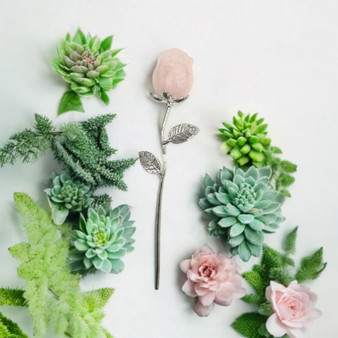 Gift a sense of emotional support and loving energy with this beautifully crafted Rose Quartz Rose.
Skillfully shaped from genuine Rose Quartz and finished with an elegant silver-toned stem, this 15 cm rose makes a meaningful and enduring symbol of love and affection Perfect for a loved one who appreciates thoughtful, timeless gifts.