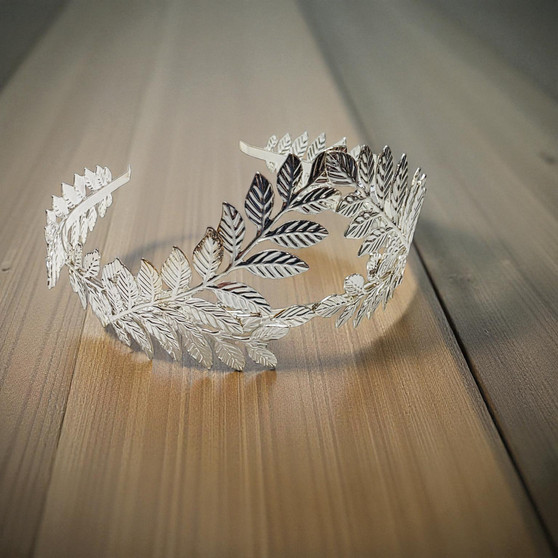 Silver Leaf Crown is open ended to fit all. Gently adjust leaf direction as desired. Leaf Crown suitable for events, weddings, brides, Halloween celebrations, Cosplayers, Self Lovers.  https://stonetreecollection.com/crystal-chip-crowns/