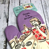 Detail view of the oven glove from Blue Q featuring the funny slogan “Oops, I’m drunk”.