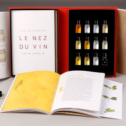 Le Nez du Vin 12 aromas kit New Oak open with booklet. Le Nez du Vin 12 aromas kit New Oak open with booklet.