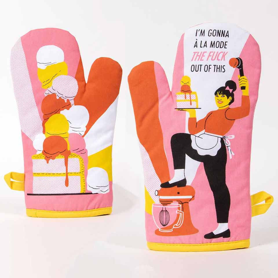  Front and rear view of the Blue Q oven mitt with the slogan "I'm gonna a la mode the f*ck out of this ".