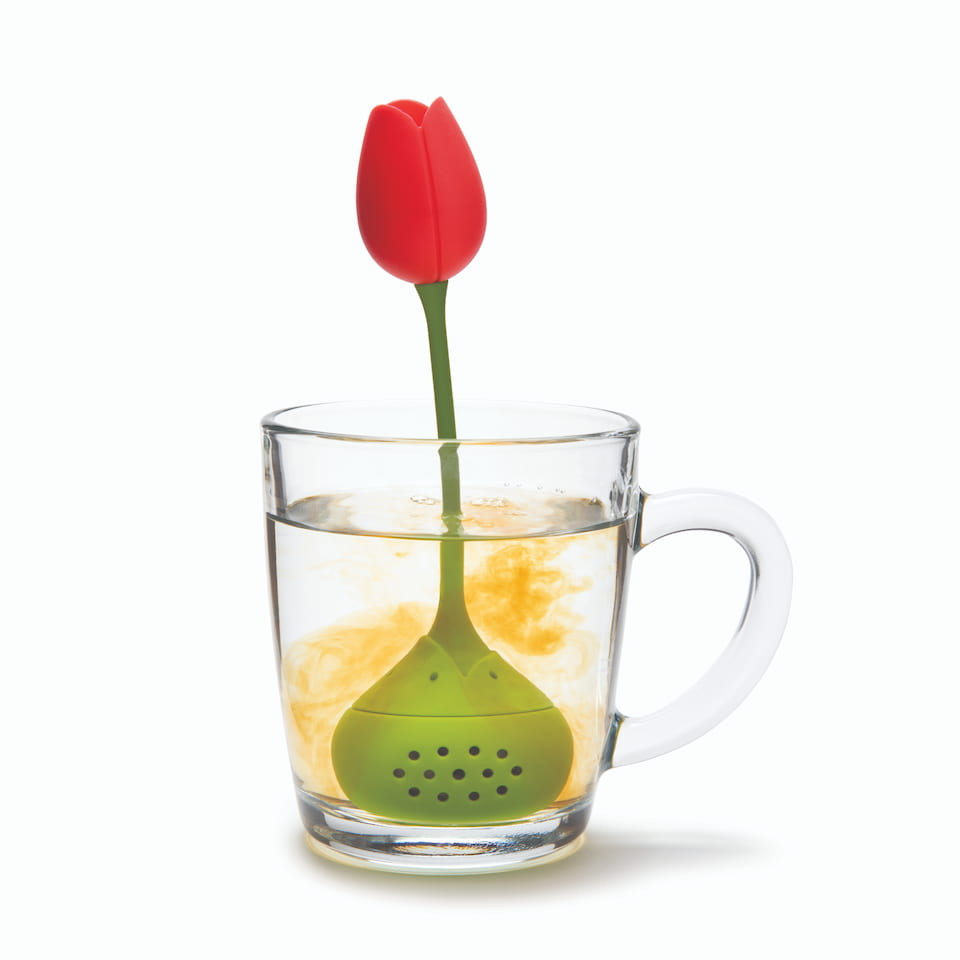 OTOTO Tulip tea infuser steeping tea inside a clear glass mug.   