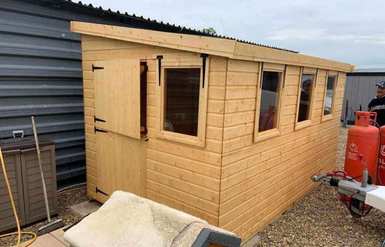14x8 reverse pent single stable door x4 single opening windows 