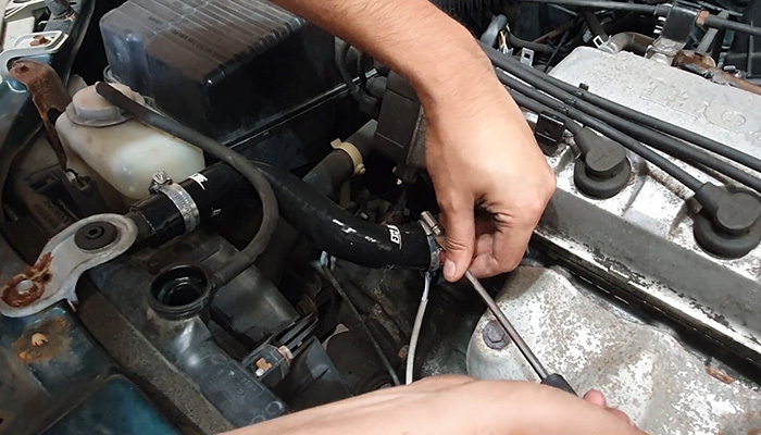 Tightening worm drive clamps on a newly fitted silicone hose