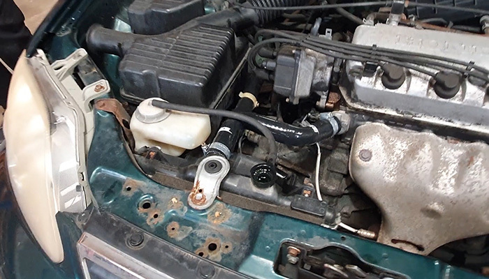Bleeding the cooling system and refitting the radiator cap