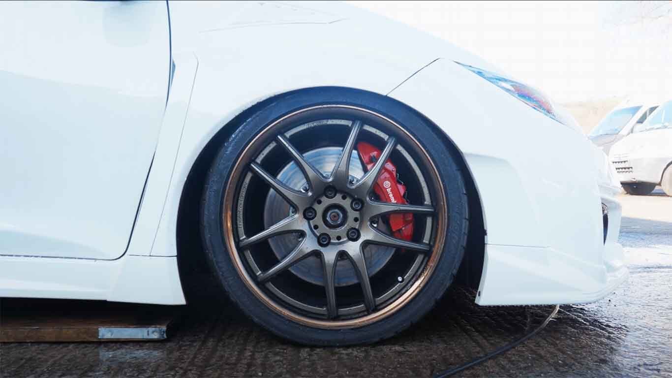Close wheel and brake calliper clearance on a modified car