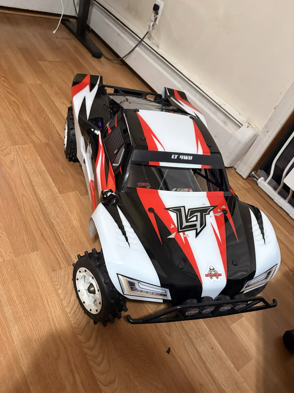 Customer pic of our front windshield on his Losi 5ive-T!  Looks pretty sweet!