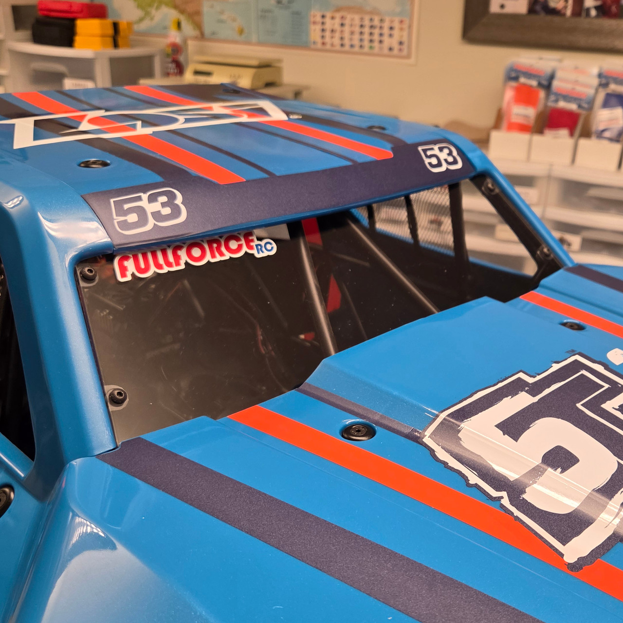 This is the full one piece windshield for the 5ive-TE 3.0.  Complete with mounting hardware.