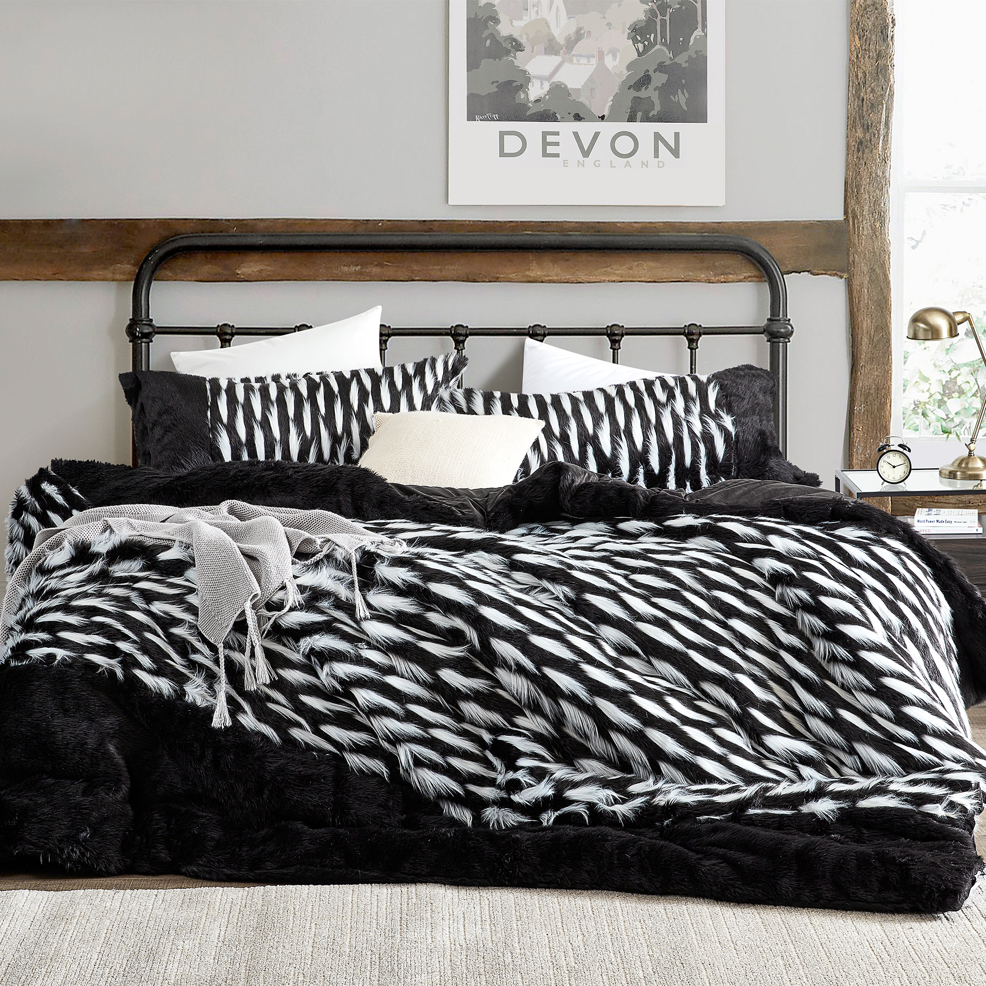 Fitted Sheet Set With Black And White Striped Printed Bedding