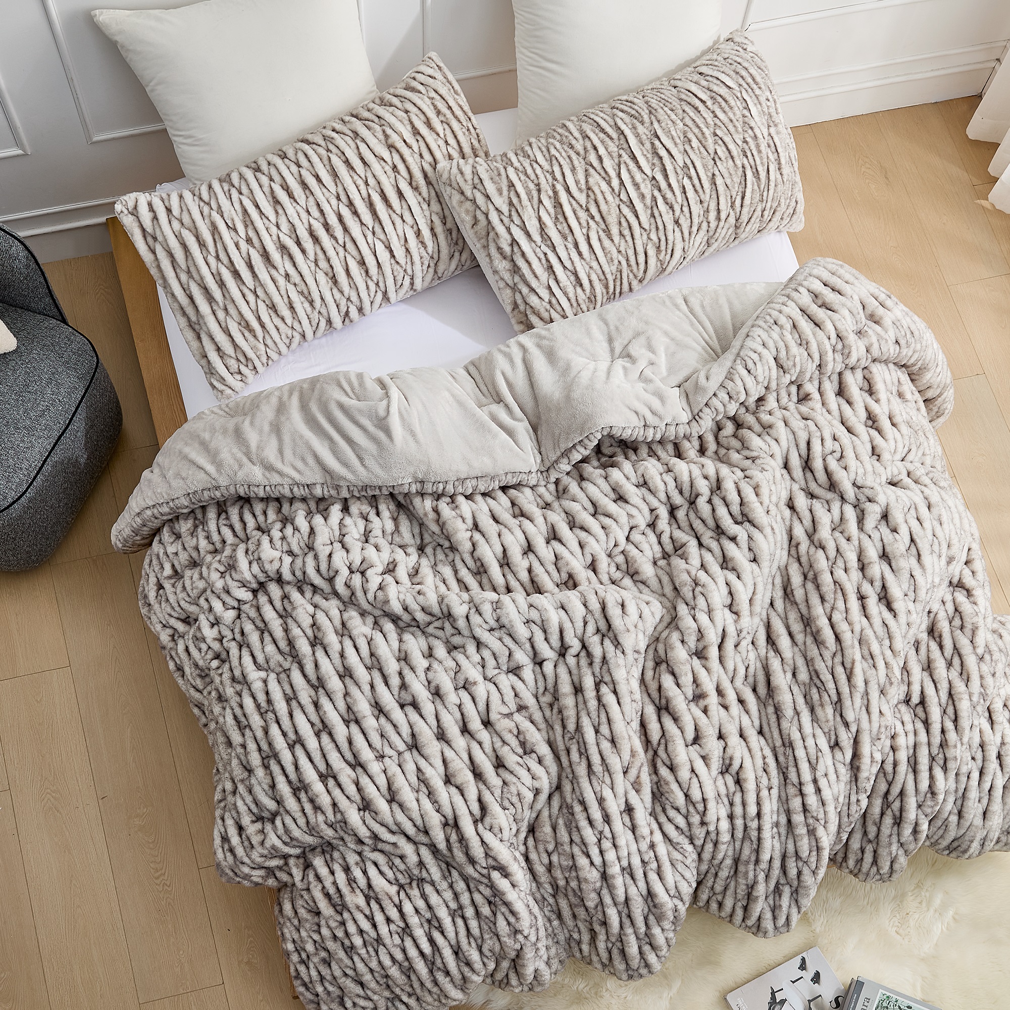 Wrinkle Rolls Chunky Bunny - Coma Inducer® Oversized King Comforter Set - Whiteout Gray