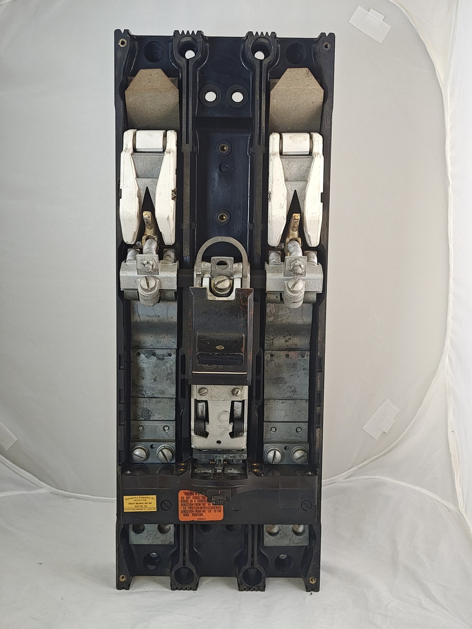 L2400 Obsolete Westinghouse
Single Phase Breaker Frame Configuration L2400 Obsolete Westinghouse
Single Phase Breaker Frame Configuration