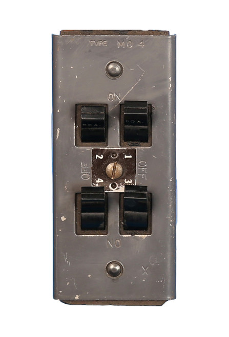 MO-4 Feed-Thru Circuit Breaker
470000 Series MO-4 Feed-Thru Circuit Breaker
470000 Series