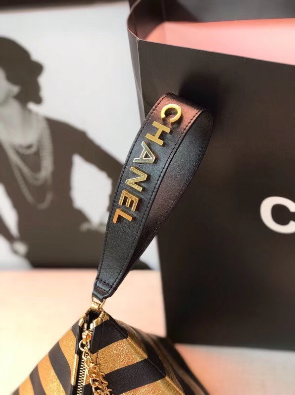 chanel pyramid bag