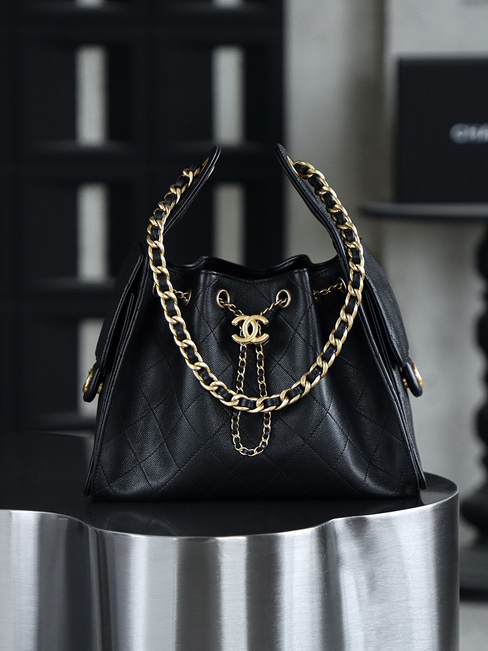 CHANEL 黒 レザー バッグ Chanel SPRING-SUMMER 2025 CHANEL 25 SMALL HANDBAG BLACK - BVPRIVE