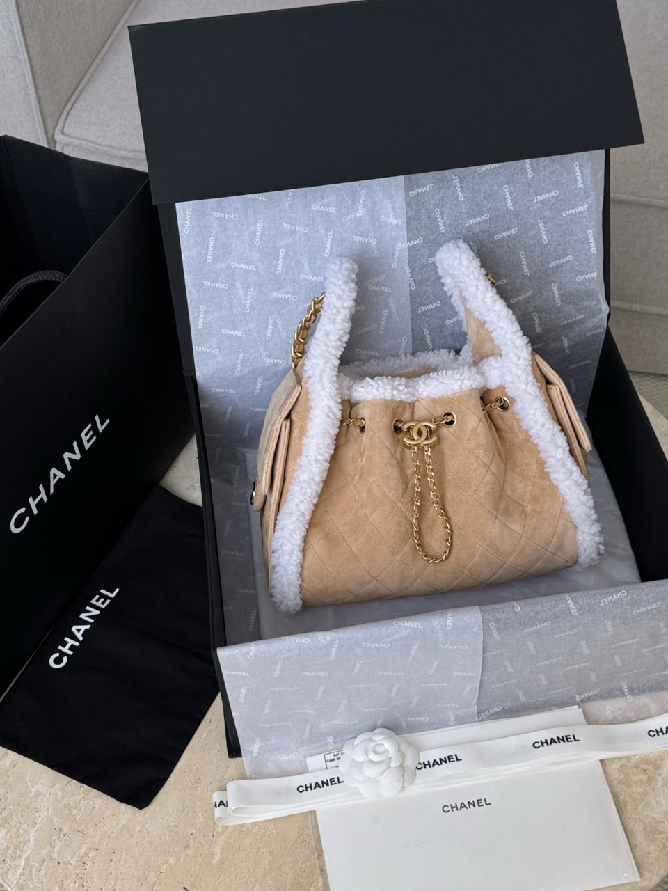 CHANEL 手袋 ファー付き　ベージュ CHANEL Limited Edition 25 Small Handbag Crumpled Shearling