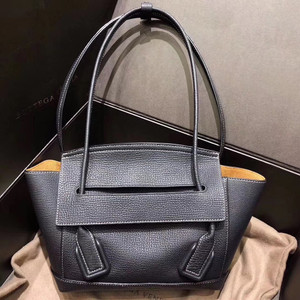 Bottega Veneta ARCO 33  in Black  grainy calfskin