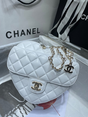 Chanel White heart-shaped quilted crossbody bag (Chanel Spring-Summer 2022 Runway Bag Collection)