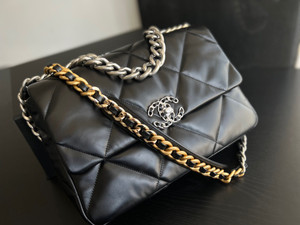 CHANEL 19 HANDBAG LARGE FW2022