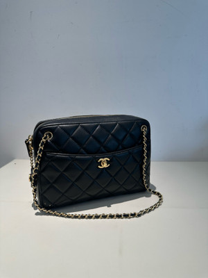 CHANEL FALL-WINTER 2024/25 LARGE CAMERA CASE   Shiny Lambskin & Gold-Tone Metal  Black