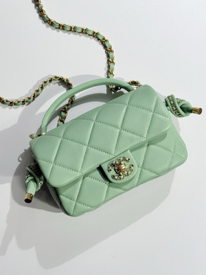 Chanel CRUISE 2024/25 GREEN FLAP BAG WITH TOP HANDLE  Lambskin & Gold Metal